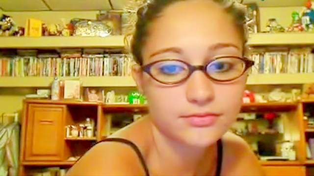 Babe in cute glasses is fucking on the webcam