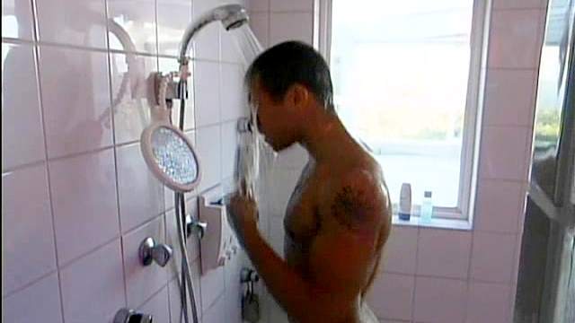 Muscular dude with nice wet body is wanking