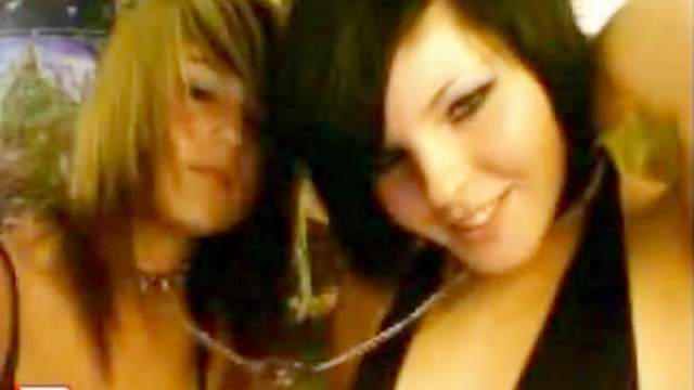 Slutty emos are kissing so sexy on the webcam