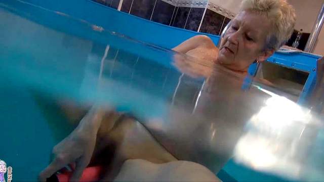 Blonde granny masturbates her cunt underwater