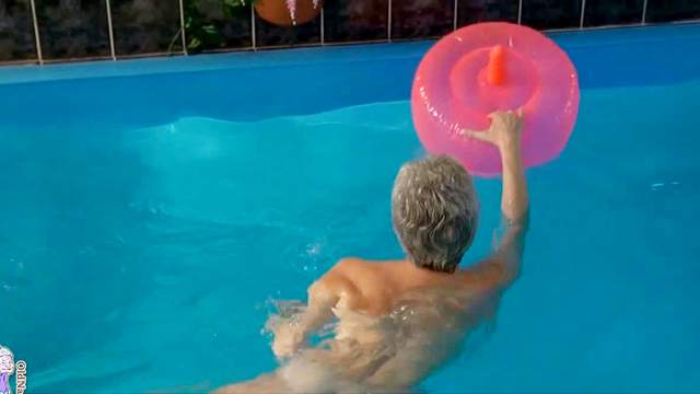Blonde granny masturbates underwater in the pool