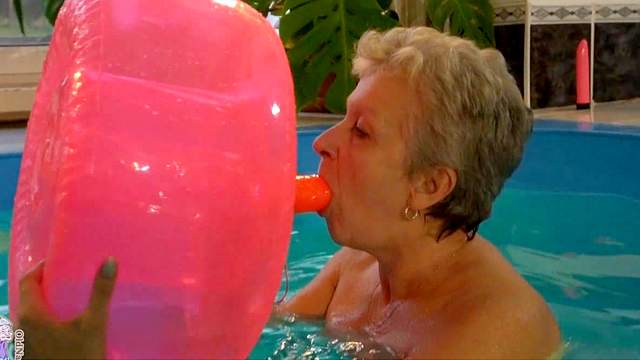 Blonde granny masturbates underwater in the pool