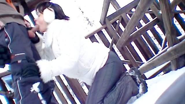 Busty tramp gives an amazing blowjob in the snow