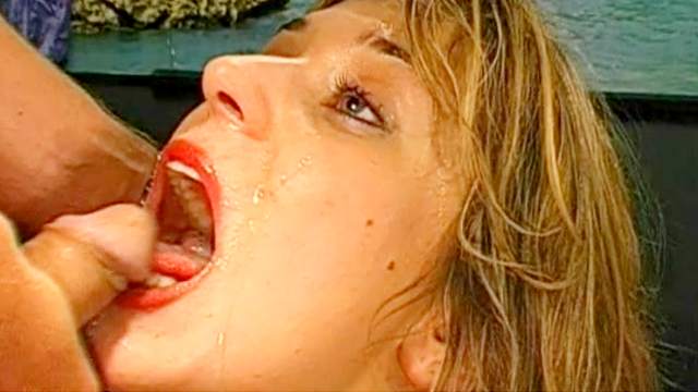 Blonde opens her throat in front sperm