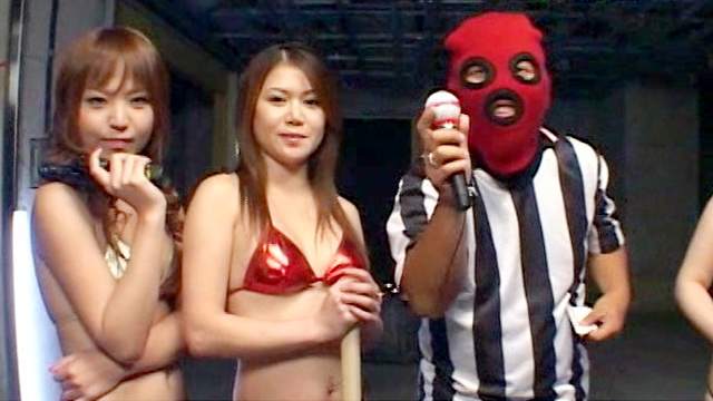 Young Japanese chicks are fighting on the ring