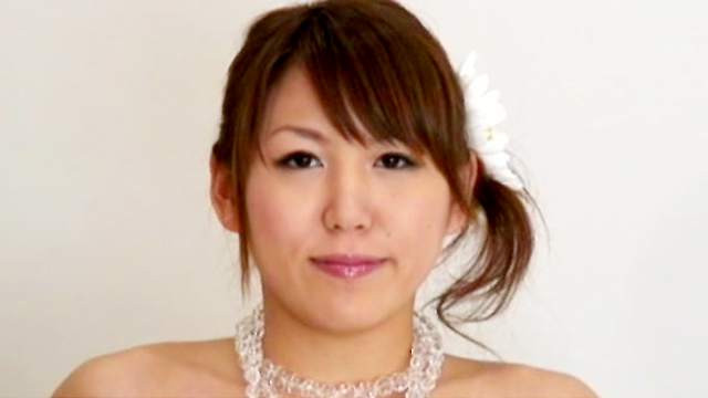 Japanese sexy chick Hanamizuki shows off her ass