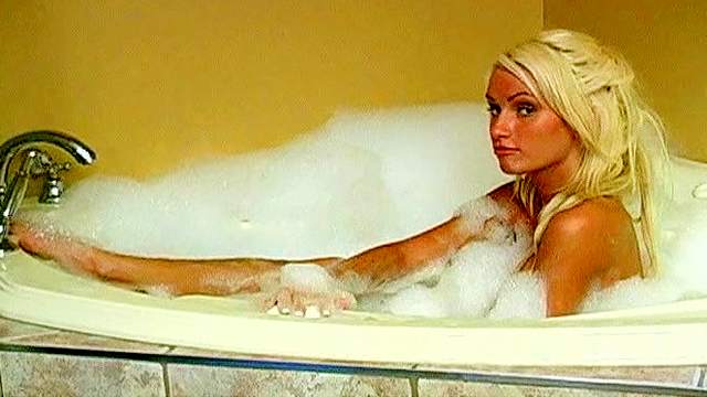 Bleached Kelly-Anne is posing naked in the bath