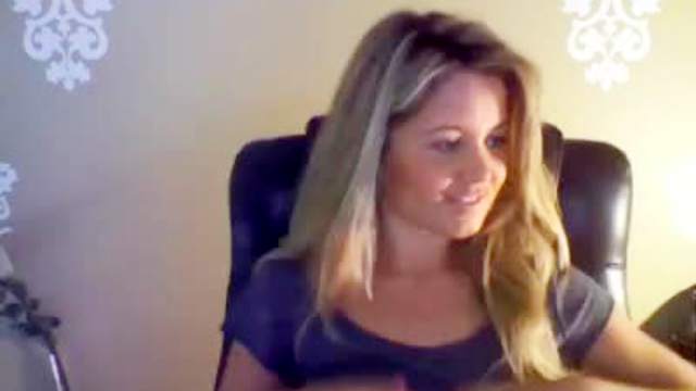 Curvy blonde flashes tits on webcam