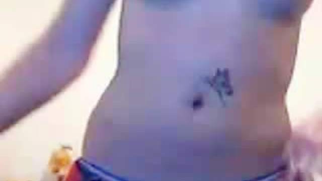 Tattooed homemade hottie masturbates cunt