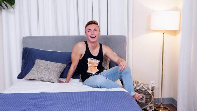 Twink jerks off on cam for his first cam show