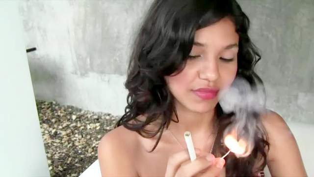 She smokes and makes it sexy