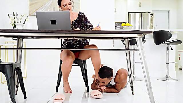 Secretary leaves black hunk ram her pussy on the desk