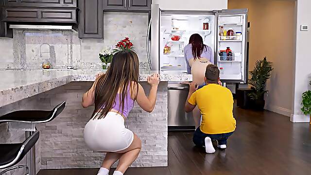 Kitchen seduction for further bedroom threesome hardcore