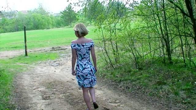 Piss in the dirt by a sexy girl