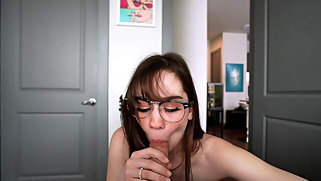 Nerdy beauty throats the magic stick before getting laid