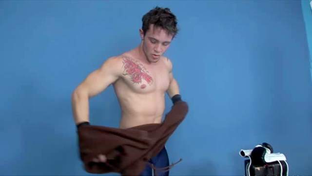 Tattooed solo hottie masturbates and toys