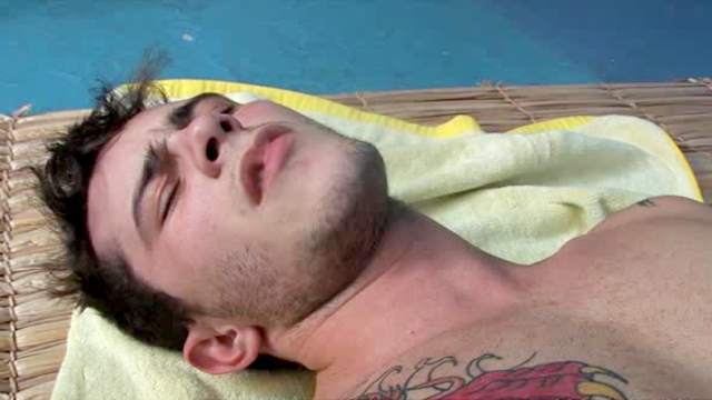 Tattooed solo hottie masturbates and toys