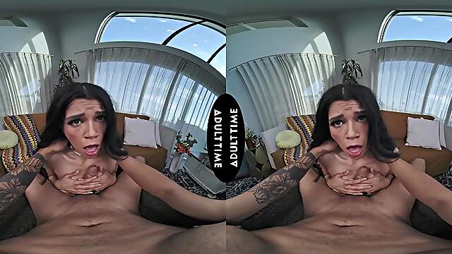 Two cute babes Oliver Davis and Harley Haze having fun in vr