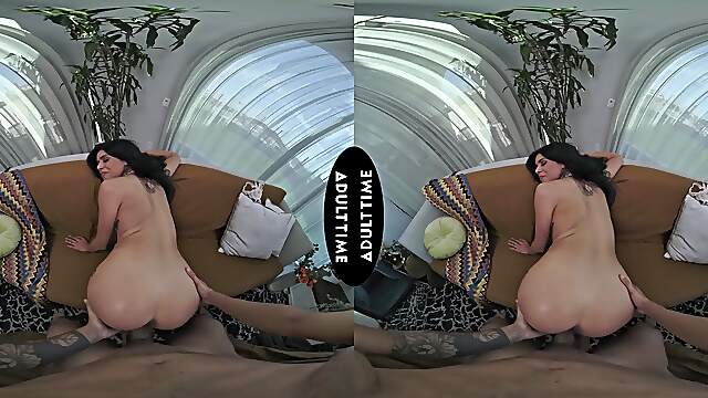 Two cute babes Oliver Davis and Harley Haze having fun in vr