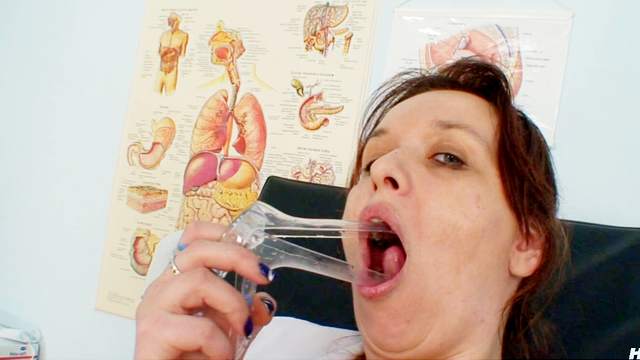 Mature takes us inside her cunt