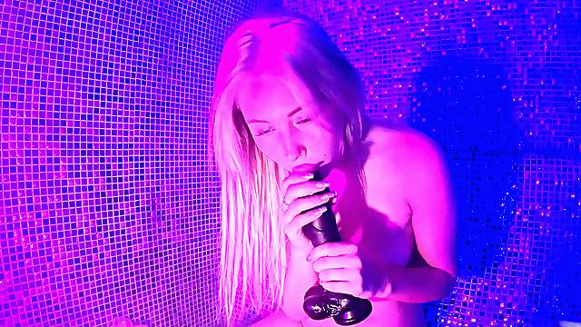 Blondie Rosalinda's first time with a dildo in the steamy shower