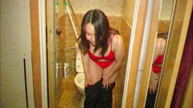 Asian pissing video in the bathroom