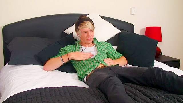 Sexy emo Phoenix Link wanking his hard cock