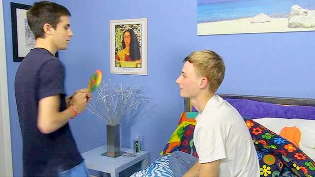 Conner Bradley is sucking tasty dick of Hunter Starr