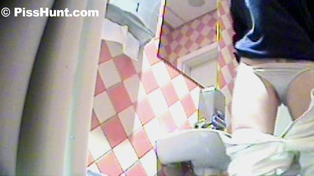 Big booty blonde in the public toilet