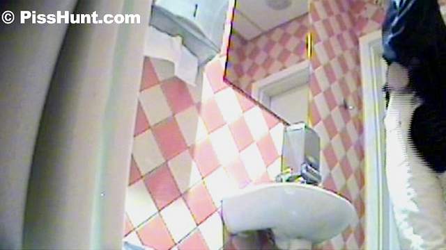 Big booty blonde in the public toilet