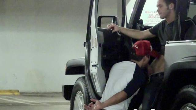 Bryce Star is making outdoor blowjob in the car
