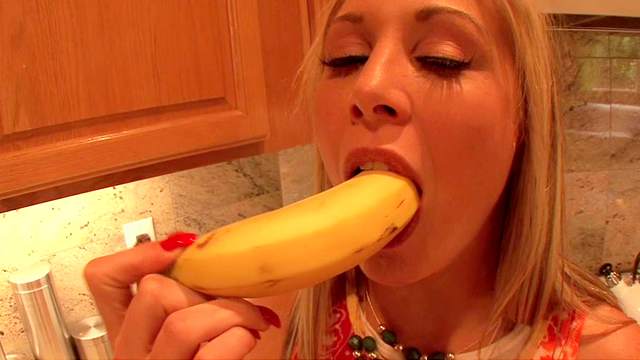 Malia Kelly sucks dick instead of banana