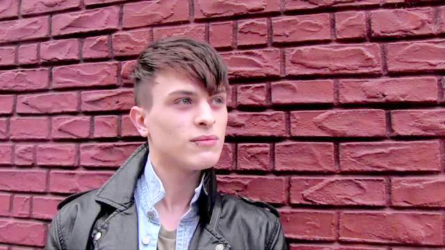 Dude Frankie V masturbates his small dick