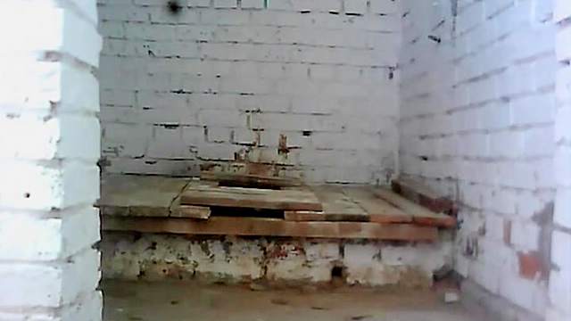 Unknown babe is peeing so hot on the camera