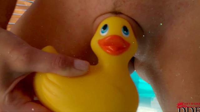 Tracy Gold puts that toy in her cute pussy