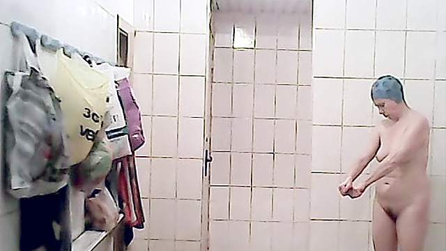 Spicy babe with big butt in the voyeur